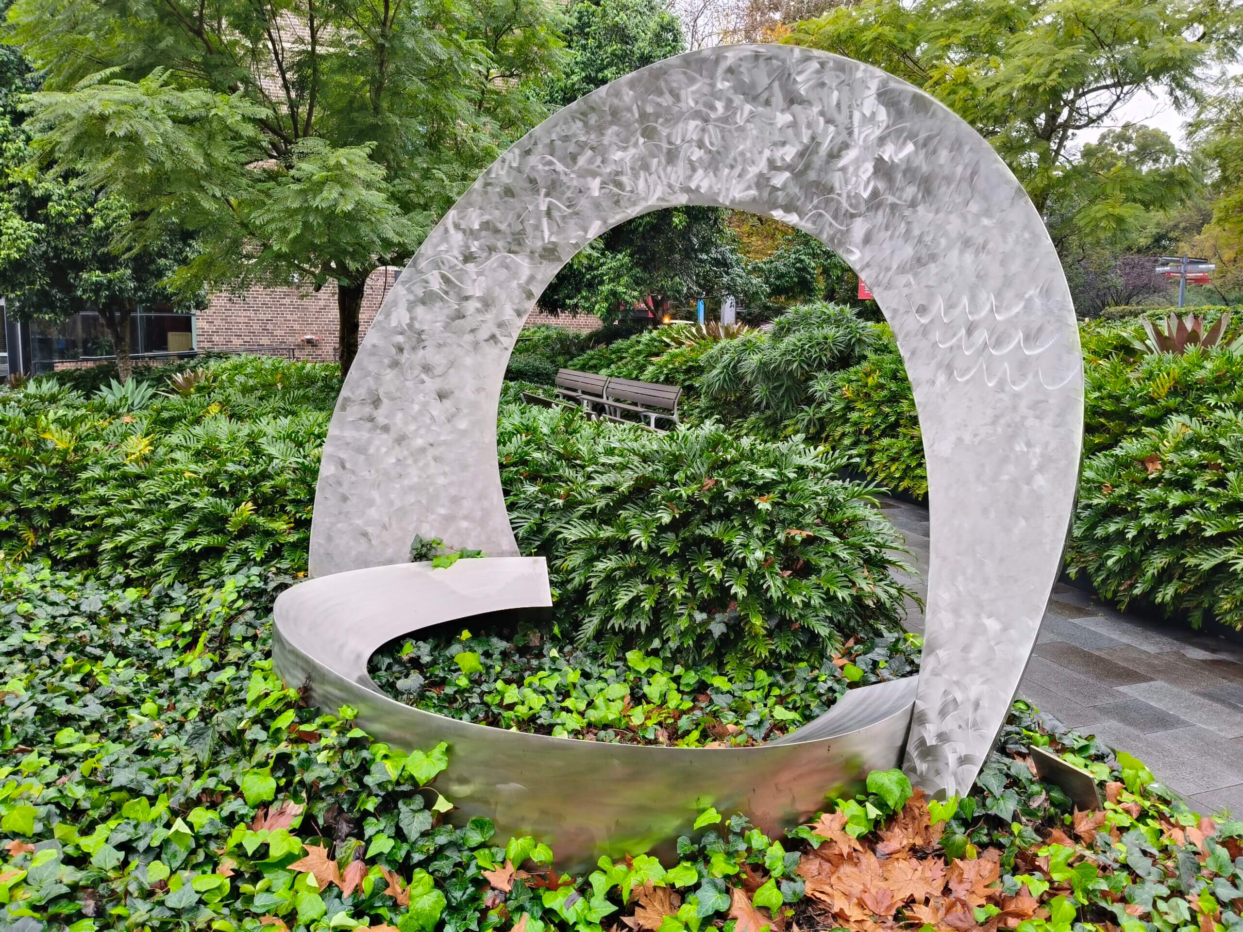 A sculpture on Macquarie University Wallumatagal Campus